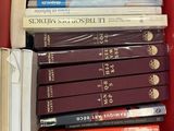 de nombreux livres dans une boîte rouge posée sur la table