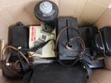 une boîte en carton remplie d'objets divers et une bouche d'incendie