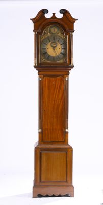 une horloge de parquet qui se trouve au milieu de la pièce