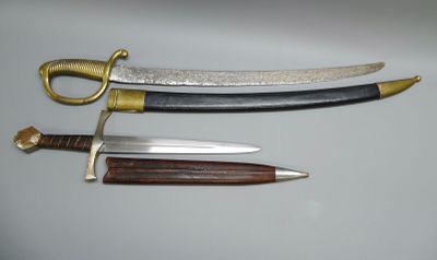deux types de couteaux différents exposés sur une table