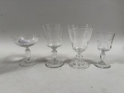 plusieurs verres à vin vides posés sur une table blanche