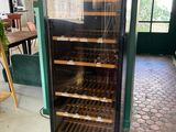 une cave à vin contenant de nombreuses bouteilles de vin