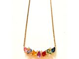 un gros plan d'un collier composé d'une chaîne ornée de pierres multicolores