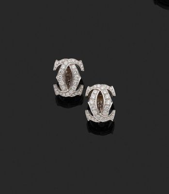 une paire de boucles d'oreilles en diamant et or blanc