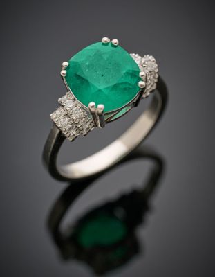 BAGUE en platine (950°/°°) serti d'une émeraude pesant 3,20 …