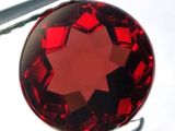 une pierre rouge sur laquelle est gravée une étoile et une paire de tweewees