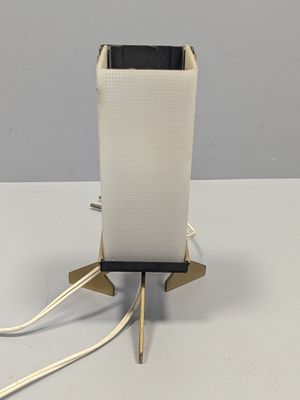 un téléphone portable branché sur un chargeur
