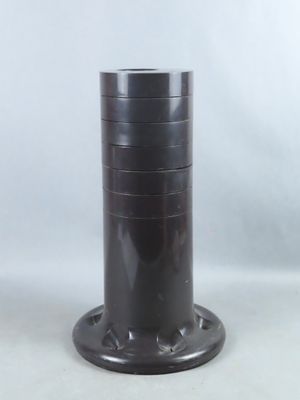 un vase noir posé sur une table