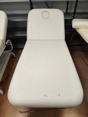 une table blanche qui se trouve dans une pièce