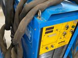 a blue machine that is sitting on the ground