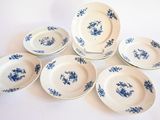 six assiettes bleues et blanches ornées de fleurs bleues sur fond blanc