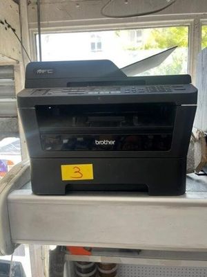 une imprimante posée sur une étagère dans un magasin