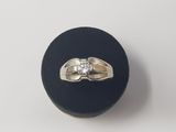 une photo d'une bague en diamant posée sur un présentoir noir