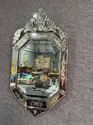 un miroir accroché au mur d'une pièce