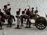 de nombreux petits soldats alignés les uns à côté des autres