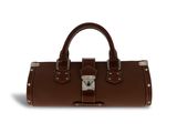 un sac à main en cuir marron muni d'une poignée en métal et de rivets
