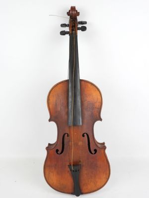 un vieux violon posé sur une surface blanche