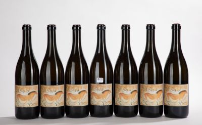 six bouteilles de vin sont alignées sur une surface blanche