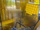 un tonneau bleu posé devant un écran jaune