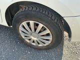 une voiture blanche qui a un pneu crevé