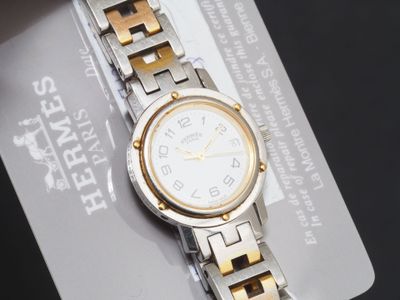 une montre-bracelet en argent et en or présentée sur une carte