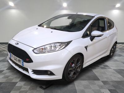 La Ford Fiesta blanche est garée sur un sol à damier.