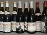 six bouteilles de vin sont alignées sur une table