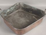 une vieille casserole en métal posée sur une table blanche