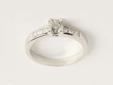 une photo d'une bague en diamant sur fond blanc