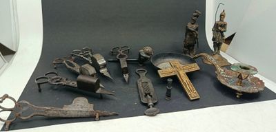 beaucoup de vieux outils posés sur une table