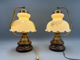paire de lampes anciennes en laiton et en verre, ornées de motifs floraux