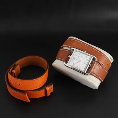 une image représentant une montre-bracelet et une ceinture sur un fond noir