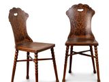 paire de chaises anciennes avec des dossiers sculptés et une assise en bois