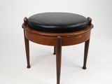 un tabouret en bois avec une assise en cuir noir