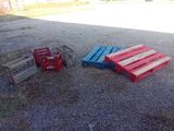 Plusieurs palettes de différentes couleurs sont posées à même le sol, les unes à côté des autres.