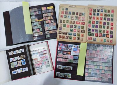 beaucoup de timbres dans une chemise sur la table