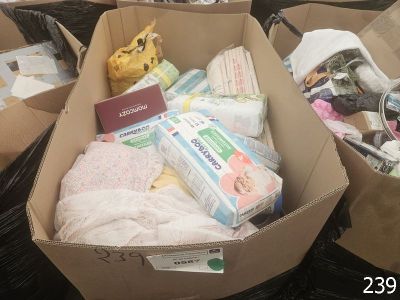 de nombreuses boîtes de couches et des couches par terre