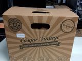 une boîte en carton posée sur une table