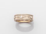 une bague en or avec un diamant serti au centre