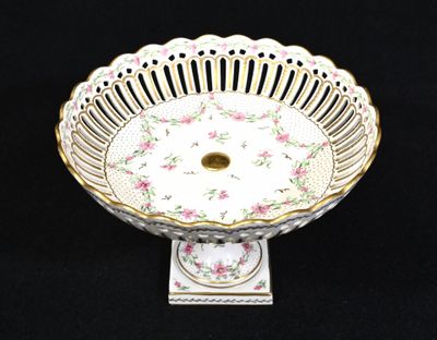 Coupe ajourée sur piédouche en porcelaine blanche à décor de…
