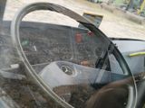 un volant et un tableau de bord de voiture dans un champ