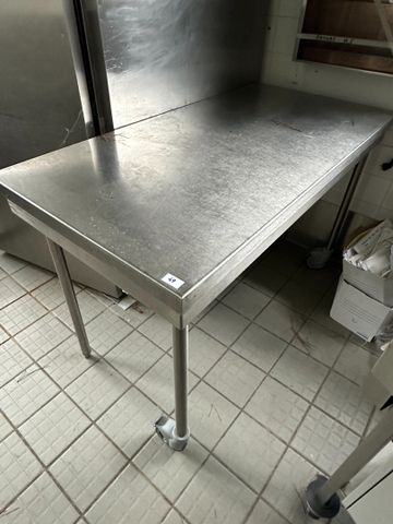 Table inox à deux roulettes (140x70). Joint un stérilisateur cout...