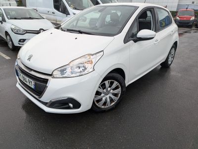 la voiture blanche est garée dans le parking à côté d'autres voitures