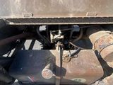 une image d'un camion équipé d'un réservoir à l'arrière