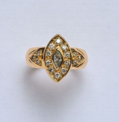 Bague Marquise en or jaune 18K (750/oo) lisse, les attaches …