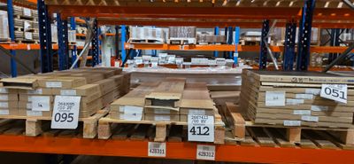 de nombreuses piles de cartons sur une palette dans un entrepôt