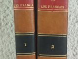 deux livres posés l'un à côté de l'autre sur une table