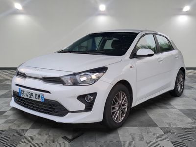 la voiture blanche est garée sur un sol en damier dans le garage