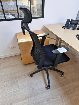 un bureau avec une chaise et un ordinateur portable dessus