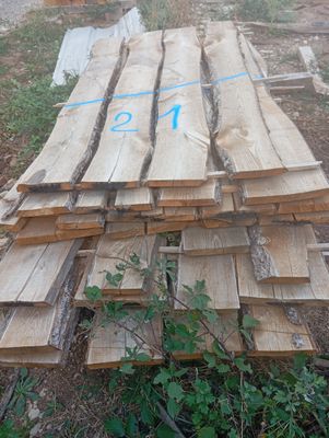 de nombreuses pièces de bois empilées les unes sur les autres